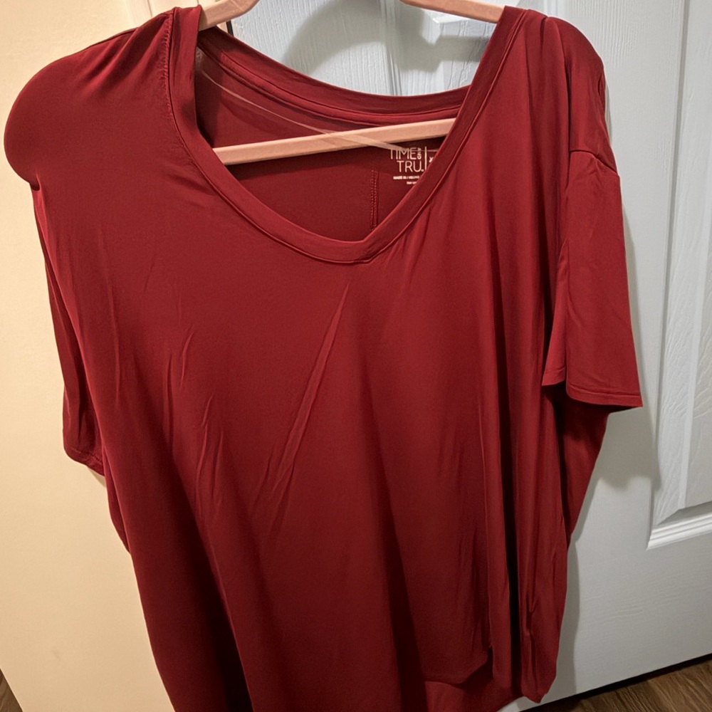 Time and Tru Women's Deep Red Short Sleeve Tee